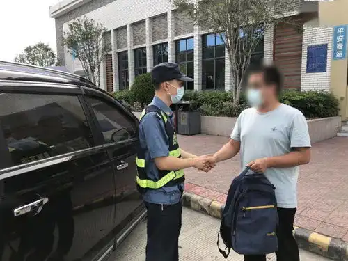 谈生意路上丢了包,还好有潮惠路政小哥
